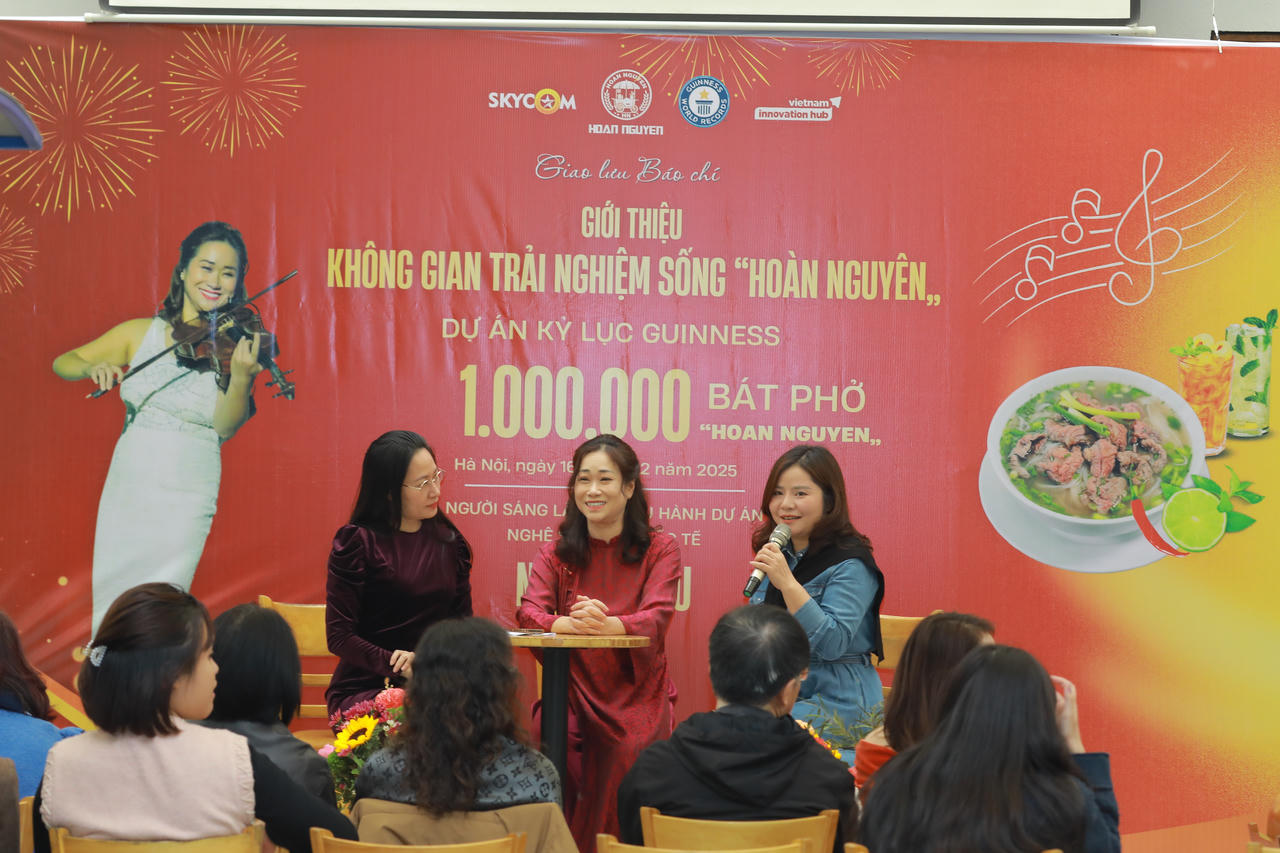 Ngoài tặng 1 triệu bát phở cho du khách quốc tế, nghệ sĩ viola Quốc tế Nguyệt Thu còn dành kinh phí ủng hộ Quỹ Trẻ em Khuyết tật Việt Nam. (ảnh Lương Duy Tiến)