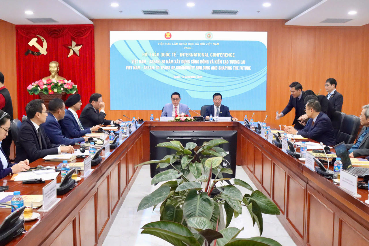 PGS.TS. Tạ Minh Tuấn, Phó Chủ tịch VASS và TS. Nguyễn Xuân Cường chủ trì Phiên 1