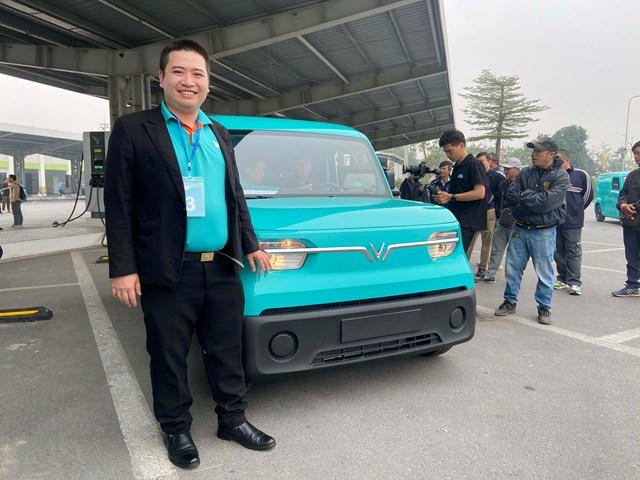 Anh Kiều Tử Bách là người đầu tiên lái trải nghiệm VinFast EC Van tại sự kiện và ngay lập tức bị ấn tượng bởi khả năng vận hành của xe