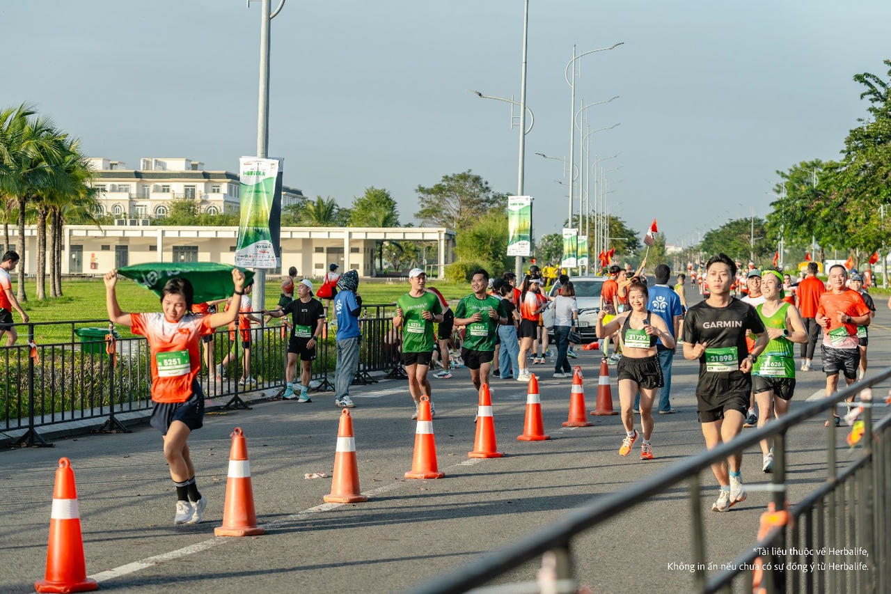 Các runner đang trên đường đua Tiền Phong Half Marathon 2025 luôn thể hiện sức bền &amp; tự tin