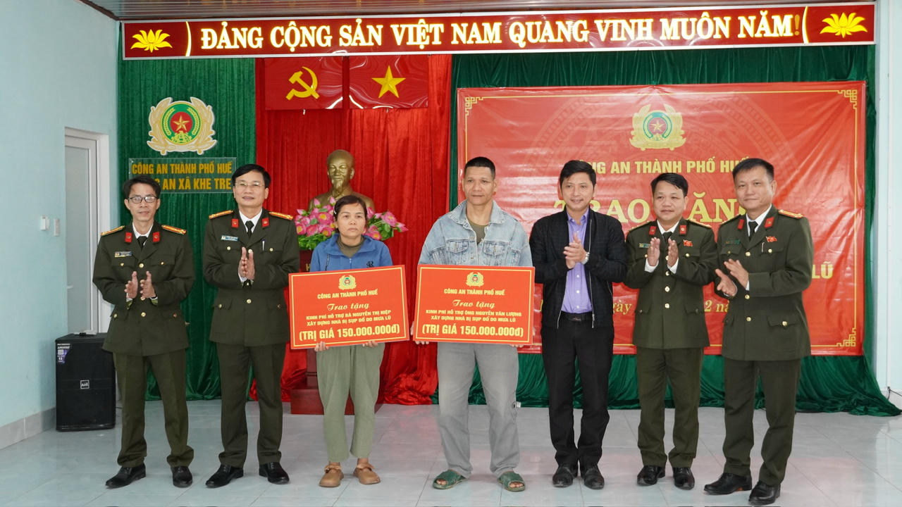 Công an thành phố Huế tích cực hỗ trợ Nhân dân xây dựng nhà ở sau mưa lũ
