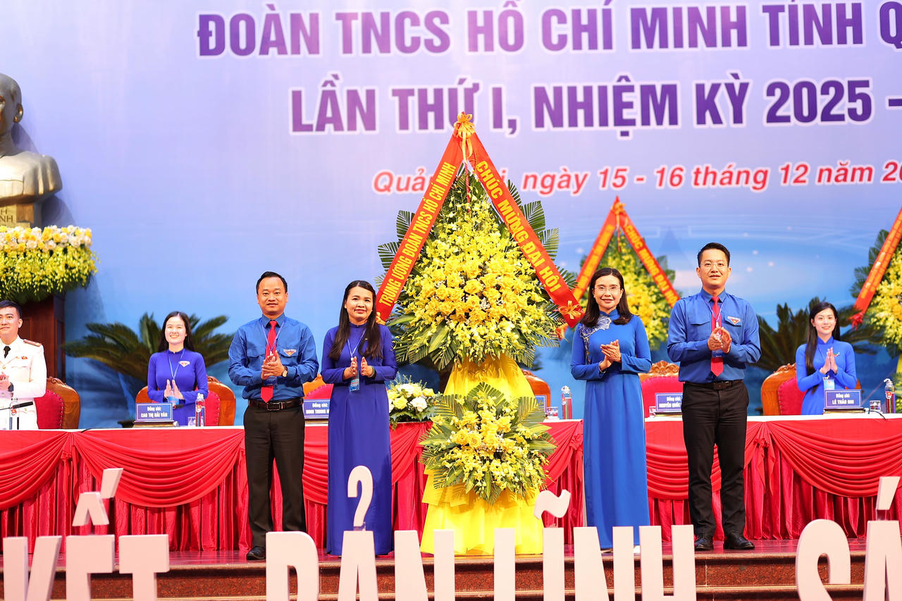 Lãnh đạo Trung ương Đoàn tặng hoa chúc mừng Đại hội đại biểu Đoàn TNCS Hồ Chí Minh tỉnh Quảng Trị lần thứ I, nhiệm kỳ 2025-2030.