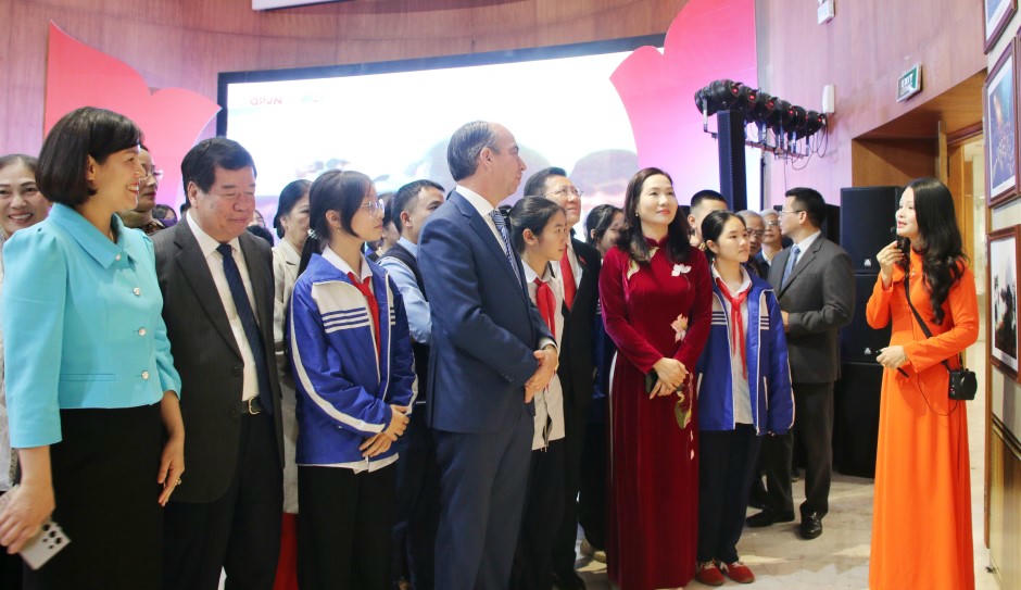 Các đại biểu, Nhân dân và du khách tham quan triển lãm.