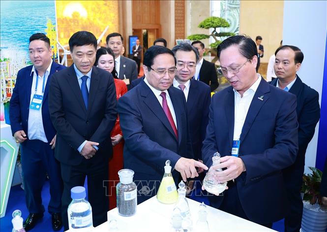 Thủ tướng Phạm Minh Chính tham quan trưng bày sản phẩm chuyển đổi xanh tại Diễn đàn Kinh tế Việt Nam 2025, triển vọng 2026. Ảnh: Dương Giang/TTXVN