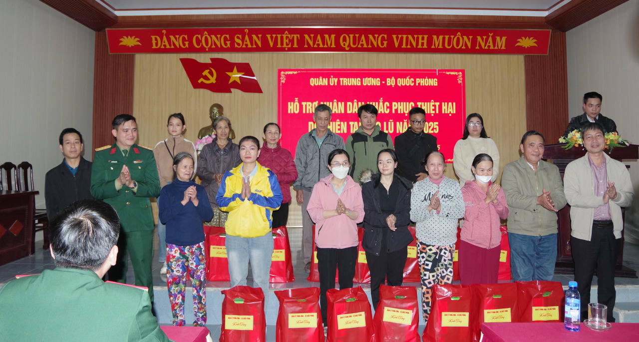 Đoàn công tác trao quà hỗ trợ cho nhân dân tại phường Thủy Xuân.