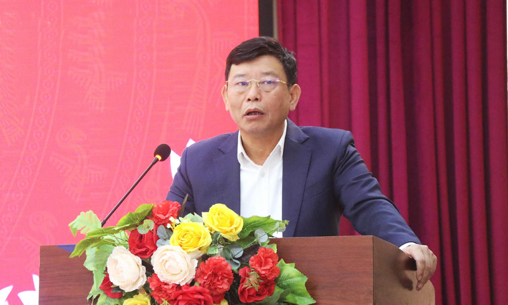 Ông Ngô Tân Phượng, Phó Chủ tịch UBND tỉnh tiếp thu, giải trình một số kiến nghị của cử tri.