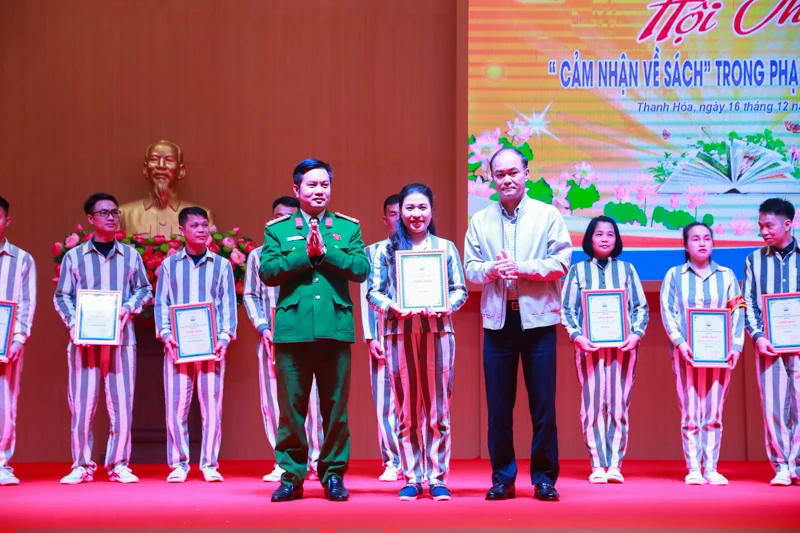 Ban Tổ chức trao giải thưởng cho các bài thi đạt giải.