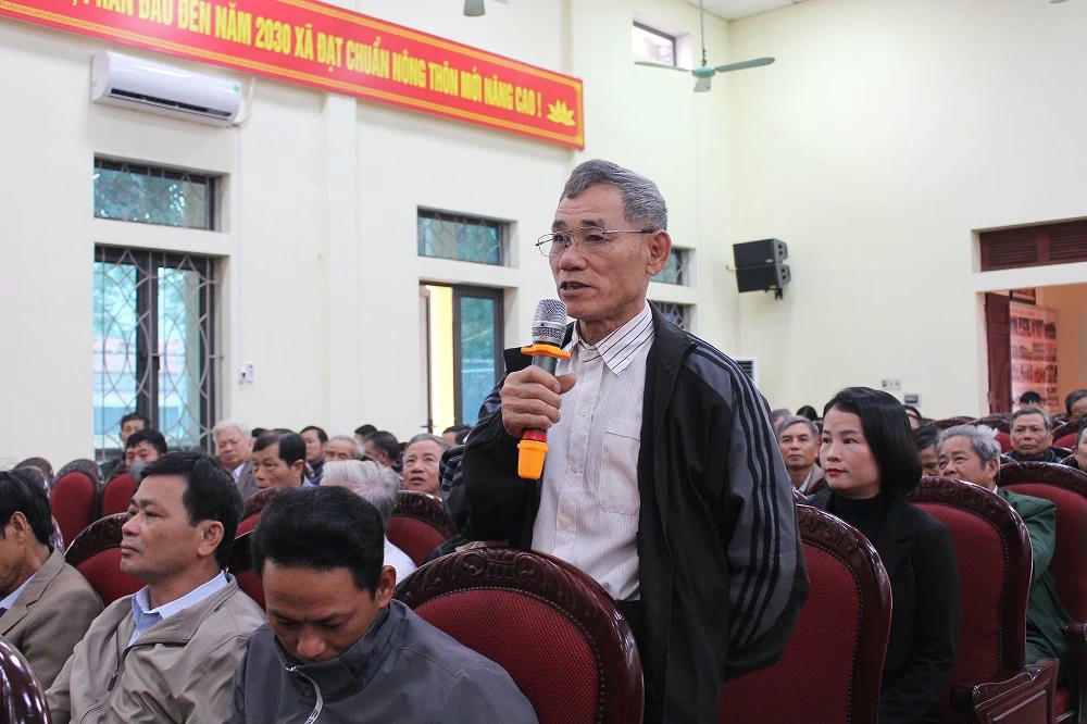 Cử tri xã Nga An kiến nghị tại buổi tiếp xúc.