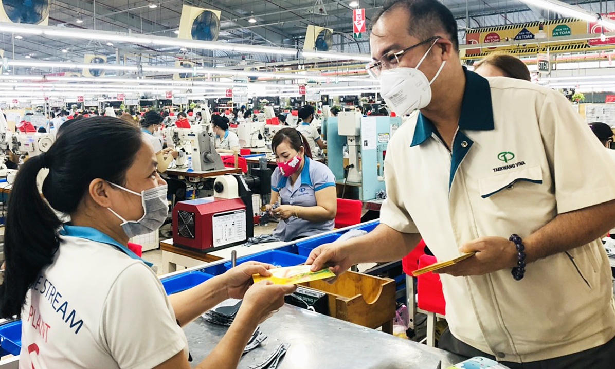 'Hé lộ' thưởng Tết ở nhiều doanh nghiệp: Có nơi chi tới 700 tỷ đồng cho người lao động