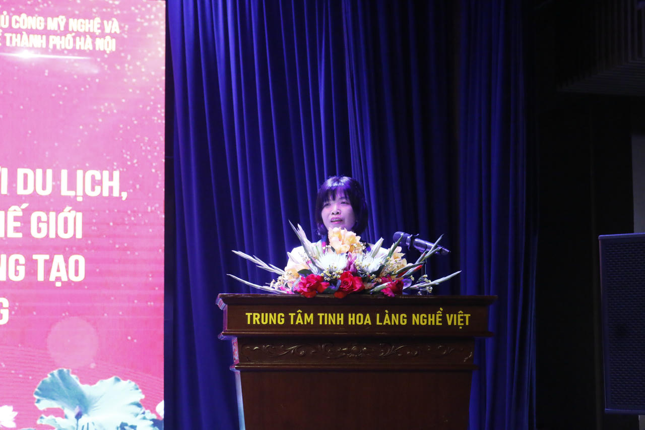 Bà Hoàng Thị Hòa, Trưởng phòng Phát triển nông thôn, Sở Nông nghiệp và Môi trường Hà Nội phát biểu tại hội thảo.