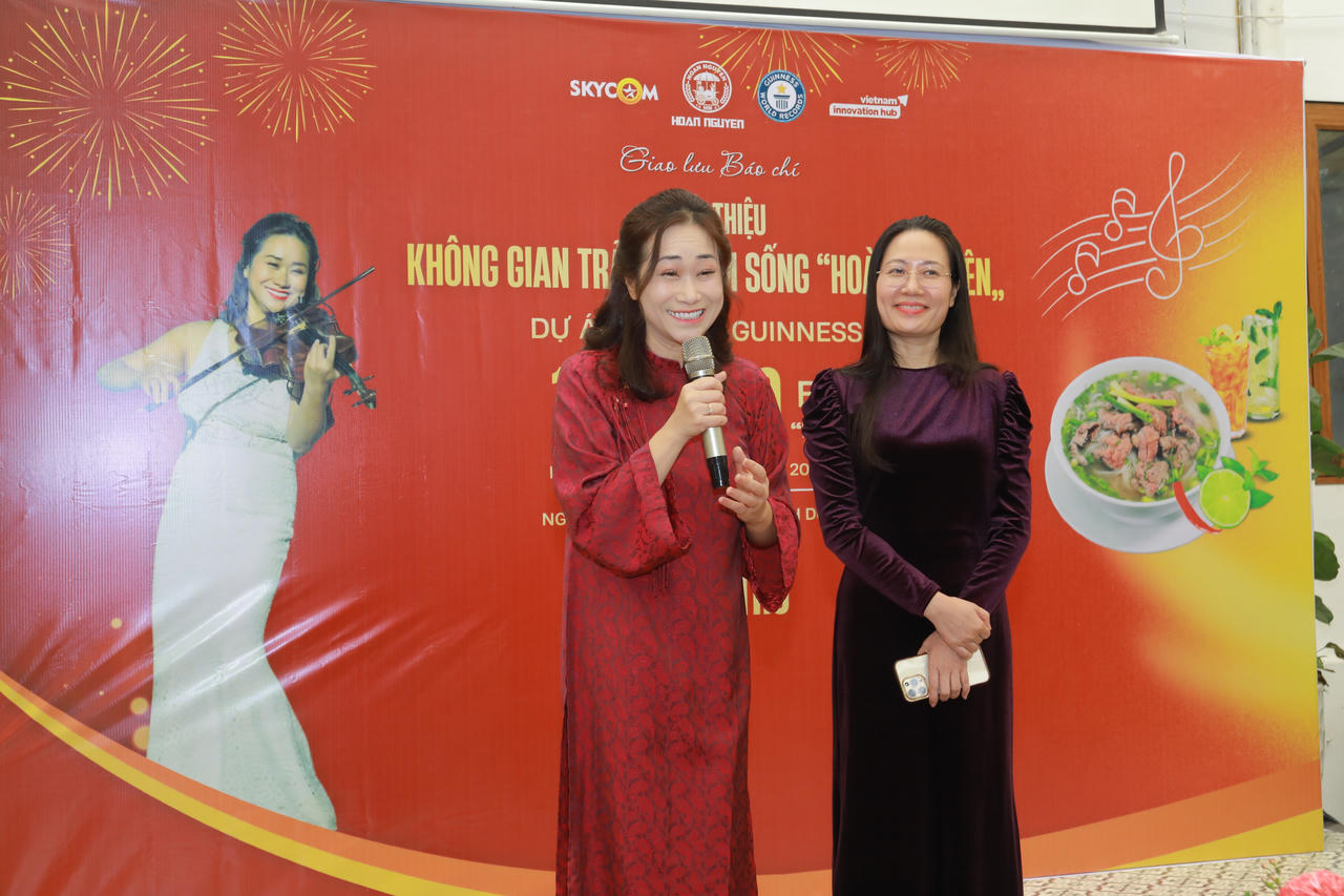 Nghệ sĩ viola Quốc tế Thu Nguyệt sẽ tặng 1 triệu bát phở cho du khách nước ngoài. (ảnh Lương Duy Tiến). 