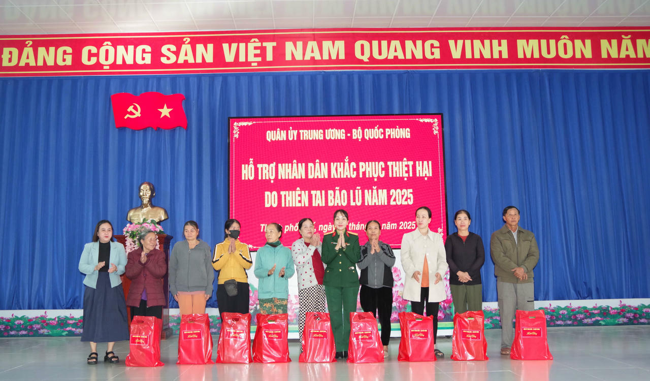 Đoàn công tác trao quà hỗ trợ cho nhân dân tại xã Chân Mây – Lăng Cô.