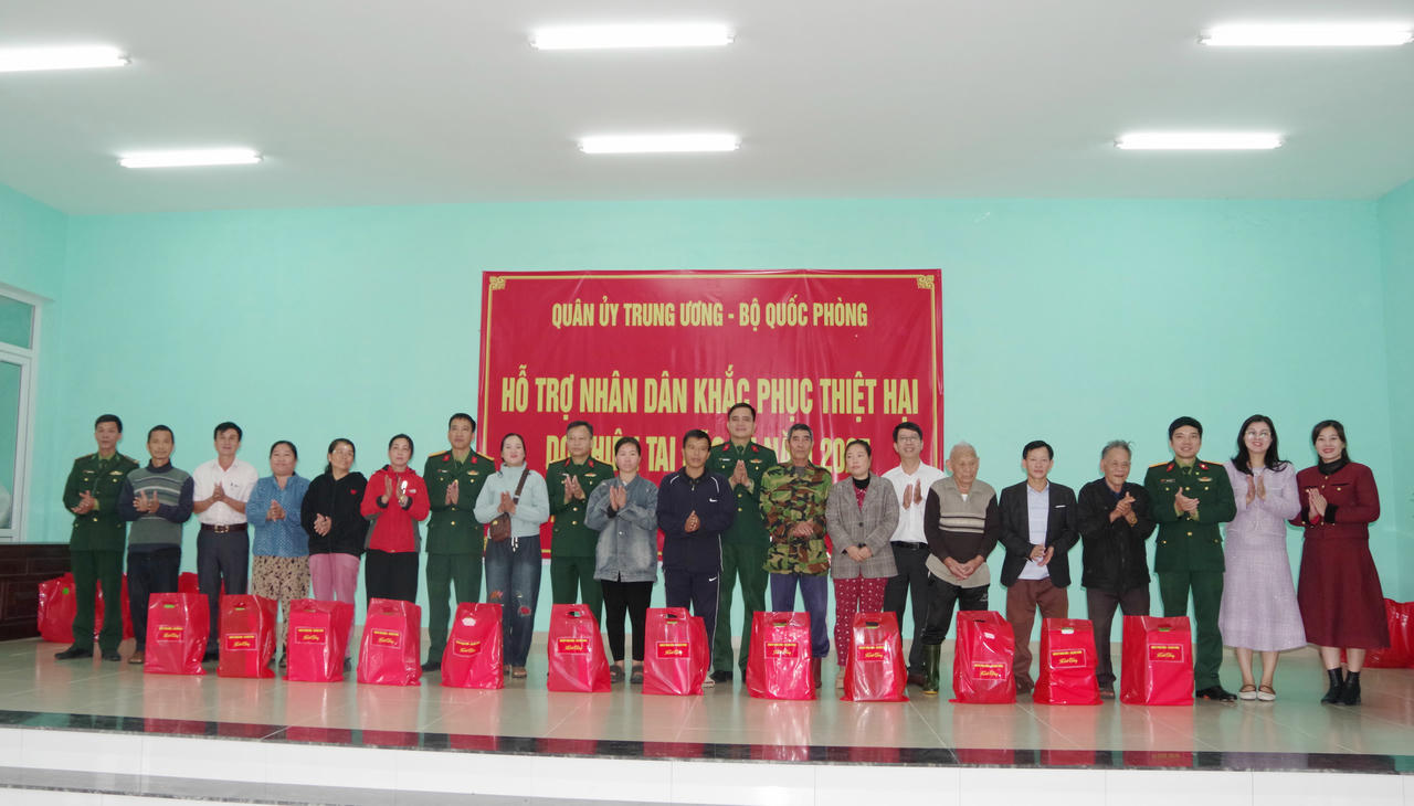 Đoàn công tác trao quà hỗ trợ cho nhân dân vùng lũ tại xã Phú Lộc.