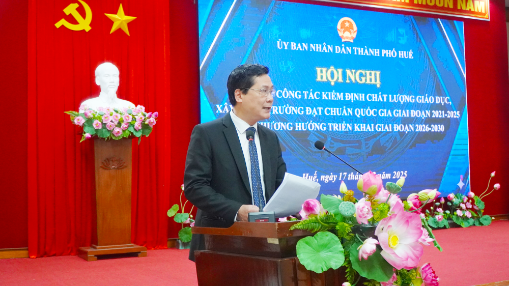 Lãnh đạo Sở Giáo dục và Đào tạo báo cáo tại hội nghị.