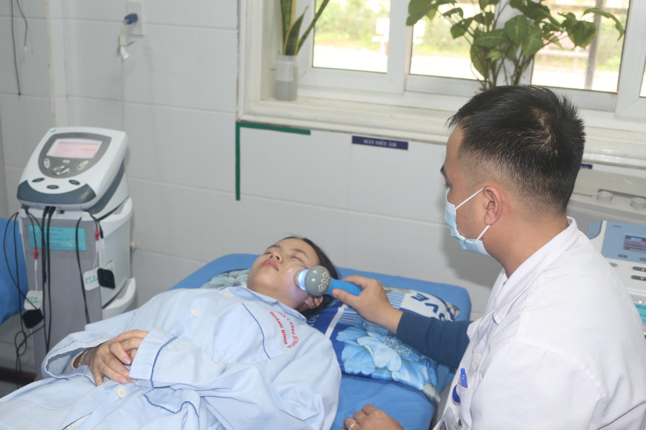 Người bệnh được điều trị y học cổ truyền kết hợp phục hồi chức năng tại Bệnh viện Y học cổ truyền và Phục hồi chức năng Bắc Quảng Trị.