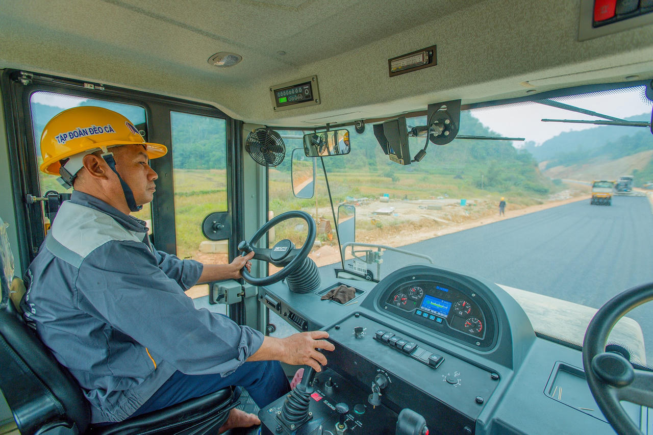 Thảm nhựa tại dự án cao tốc Đồng Đăng - Trà Lĩnh.