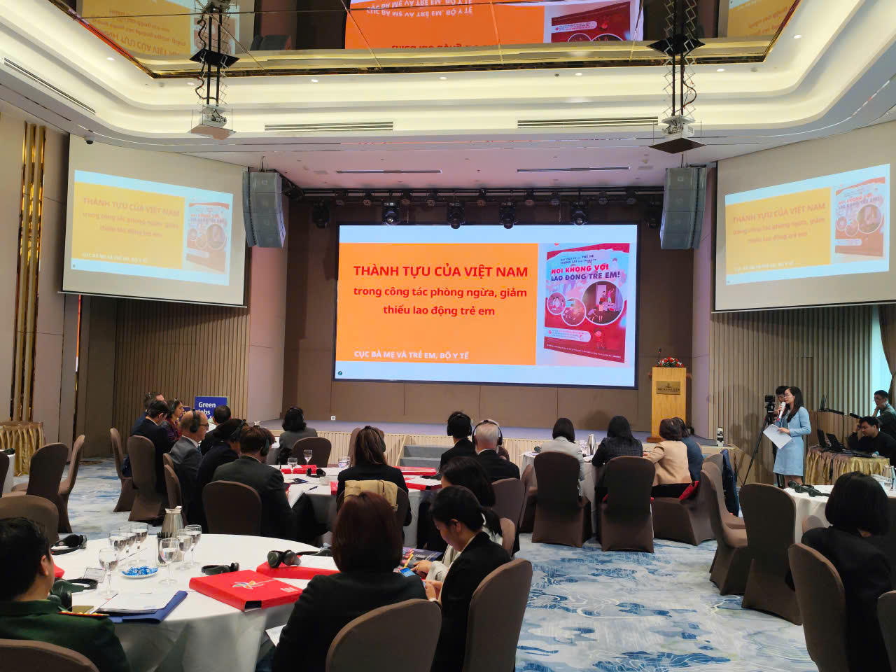 Đại diện Cục Bà mẹ và trẻ em, Bộ Y tế trình bày các số liệu, hoạt động liên quan đến công tác phòng ngừa, giảm thiểu lao động trẻ em tại sự kiện ngày 17/12/2025. (Ảnh PV)