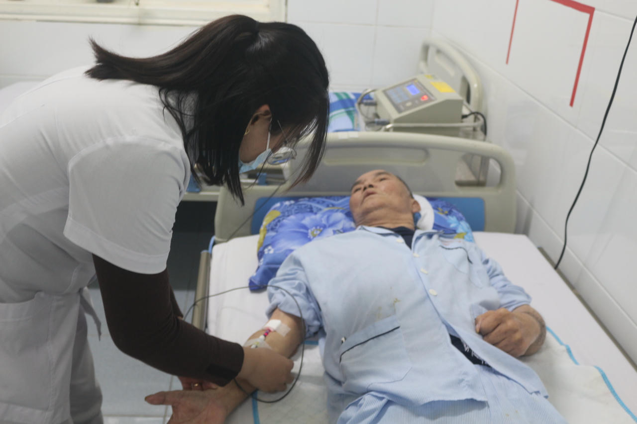 Điều dưỡng Bệnh viện Y học cổ truyền và Phục hồi chức năng Bắc Quảng Trị chăm sóc người bệnh nội trú.