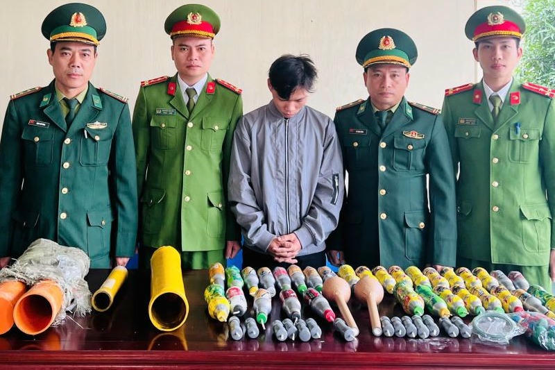 Nam thanh niên mua hóa chất trên mạng để tự chế pháo nổ