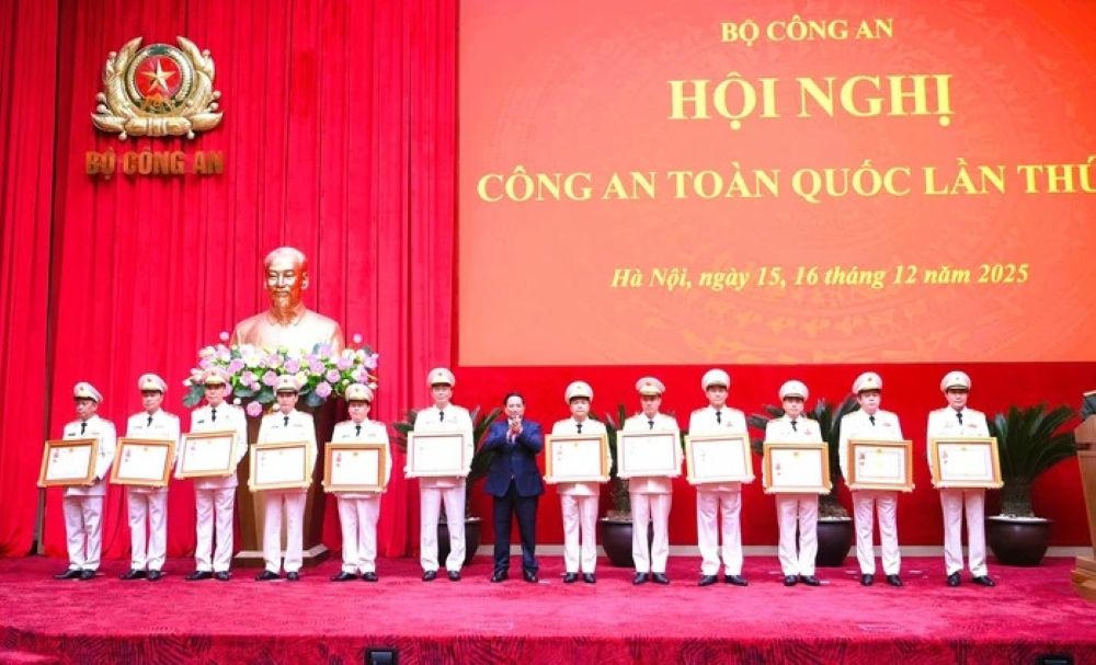 Thủ tướng Phạm Minh Chính trao Huân chương Quân công hạng Nhì
và Huân chương Chiến công hạng Nhất tặng các cá nhân.