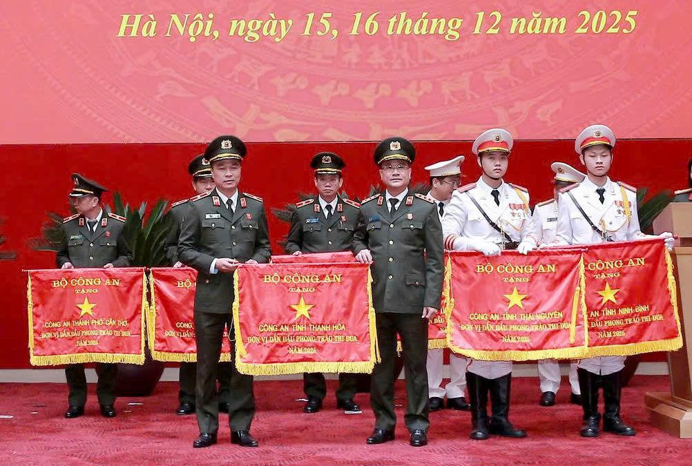 Giám đốc Công an tỉnh Thanh Hóa vinh dự được trao tặng nhận Huân chương Chiến công hạng Nhất