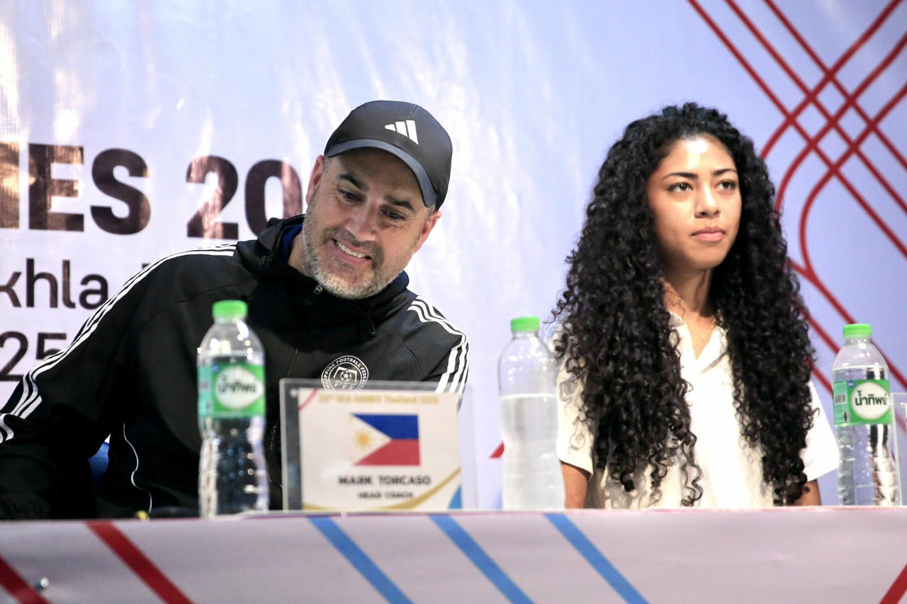 HLV trưởng ĐT nữ Philippines Mark Torcaso và cầu thủ Jael Marie Guy (Ảnh Khả Hoà)