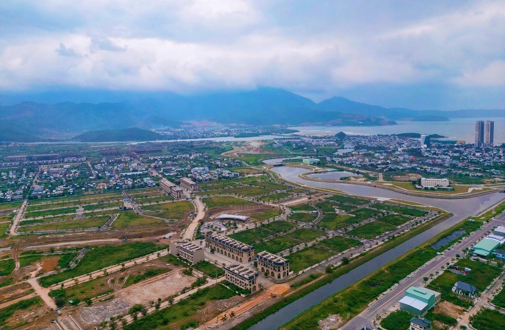 
Dragon City Park được quy hoạch trên diện tích gần 70ha, mật độ xây dựng chỉ 48% với vốn đầu tư hơn 655 tỷ đồng. Dự án cung cấp 2.544 sản phẩm đa dạng từ nhà phố, biệt thự đến căn hộ với diện tích linh hoạt từ 85 - 150m².
