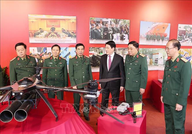 Chủ tịch nước Lương Cường và đại biểu tham quan trưng bày khí tài, thiết bị quân sự do Tổng cục Công nghiệp Quốc phòng sản xuất. Ảnh: Lâm Khánh/TTXVN.