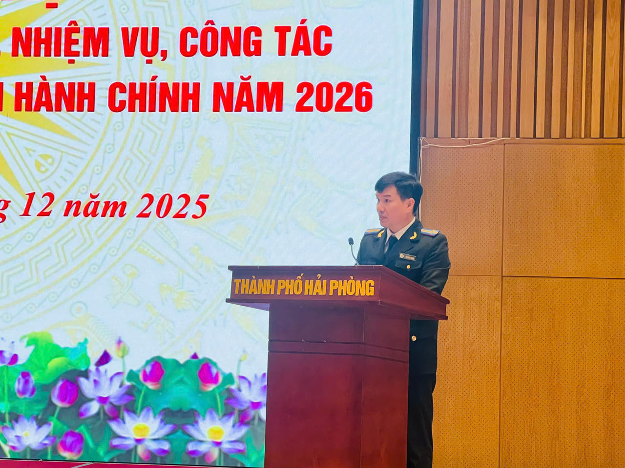 Phó Trưởng THADS thành phố Hải Phòng Đỗ Văn Chọn báo cáo tại hội nghị.