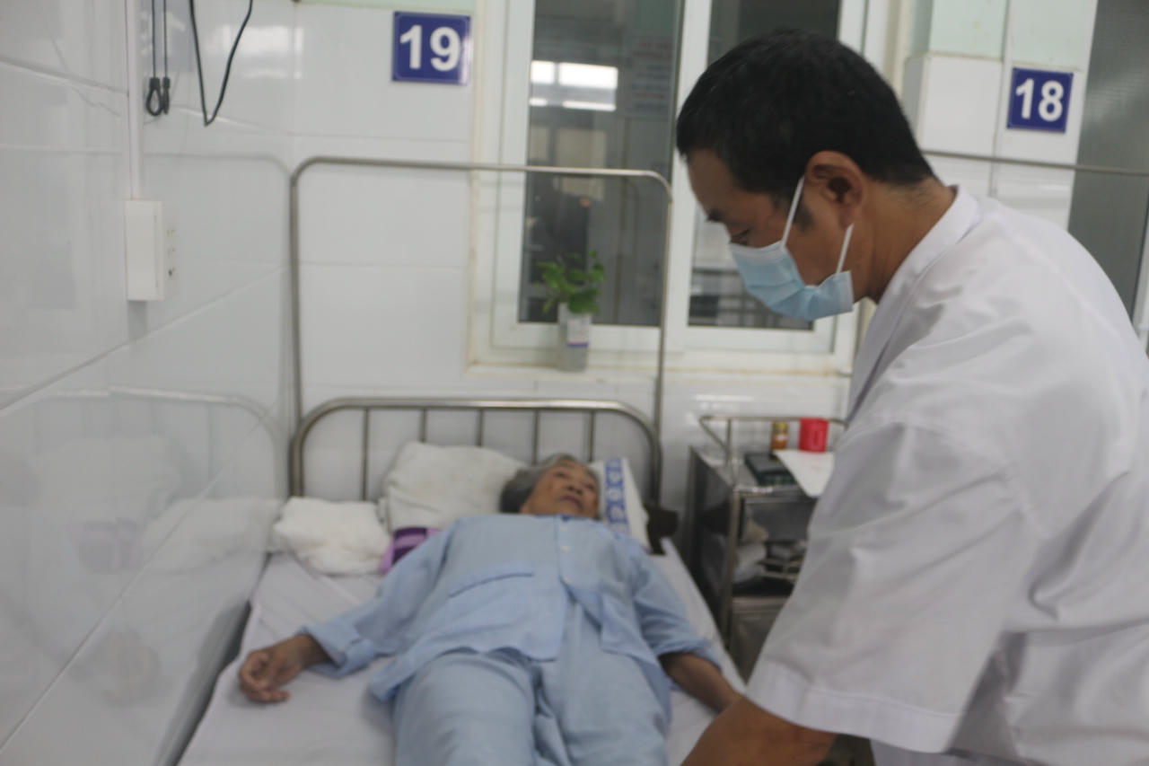 Bác sĩ thăm khám, theo dõi tiến triển điều trị cho bệnh nhân tại khoa phục hồi chức năng.