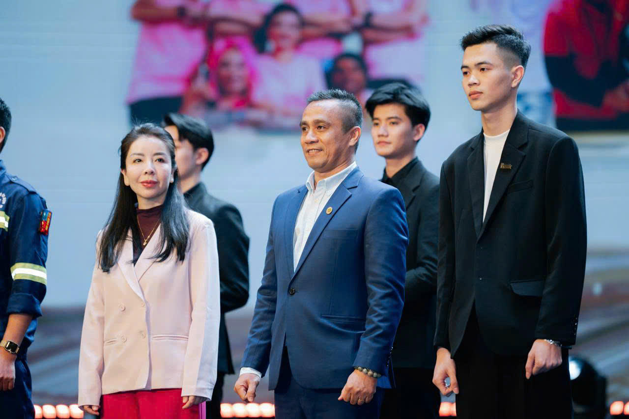 Khoảnh khắc ông Trần Đình Tài – Phó Tổng Giám đốc Tập đoàn Hoa Sen nhận danh hiệu “Dự án truyền cảm hứng”, ghi dấu hành trình nhân văn của Mái ấm gia đình Việt.