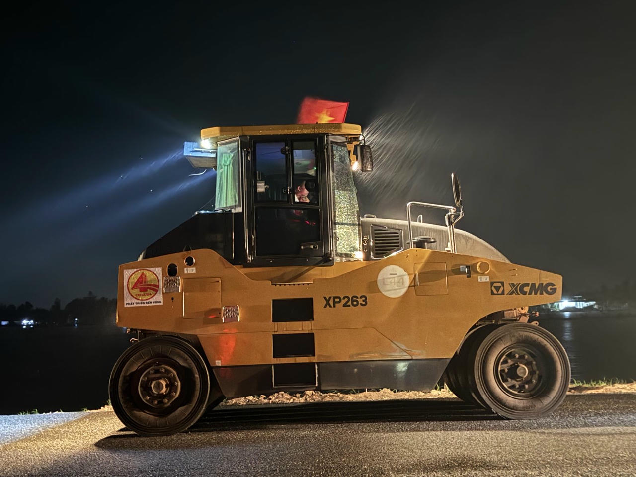 Dự án thường xuyên làm việc trong đêm để kịp tiến độ.