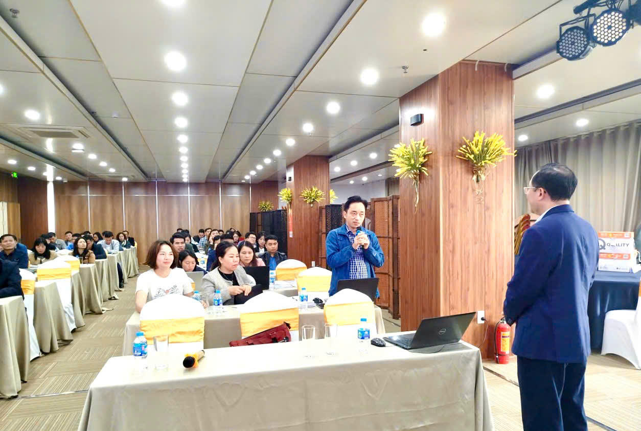 Hình ảnh trao đổi, thảo luận giữa báo cáo viên và học viên.