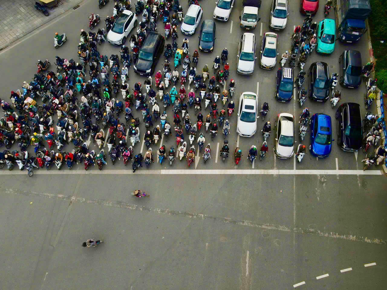 Hàng xe đỗ dừng chờ đèn đỏ thẳng tắp trong ngày đầu vận hành hệ thống camera AI