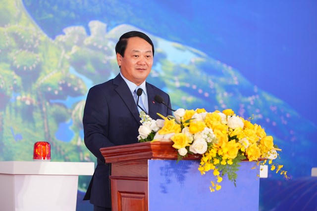 Đồng chí Hầu A Lềnh - Ủy viên Ban Chấp hành Trung ương Đảng, Bí thư Tỉnh ủy, Trưởng Ban Chỉ đạo về phát triển kinh tế tư nhân tỉnh Tuyên Quang phát biểu tại buổi lễ.