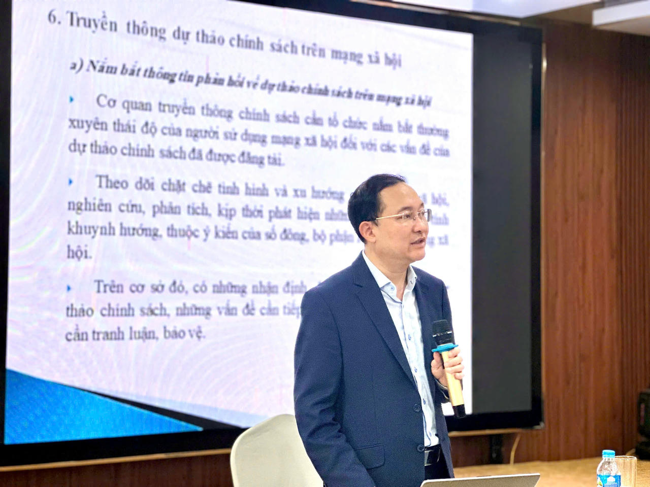 Ông Phan Hồng Nguyên, Phó Cục trưởng Cục PBGDPL và TGPL giới thiệu chuyên đề tại Lớp bồi dưỡng.