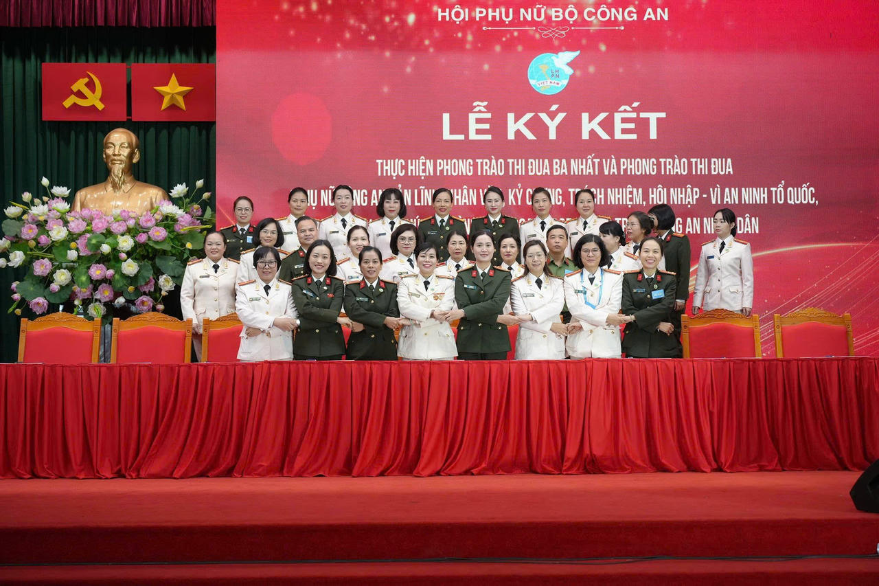 Các đại biểu chụp ảnh lưu niệm tại Hội nghị.