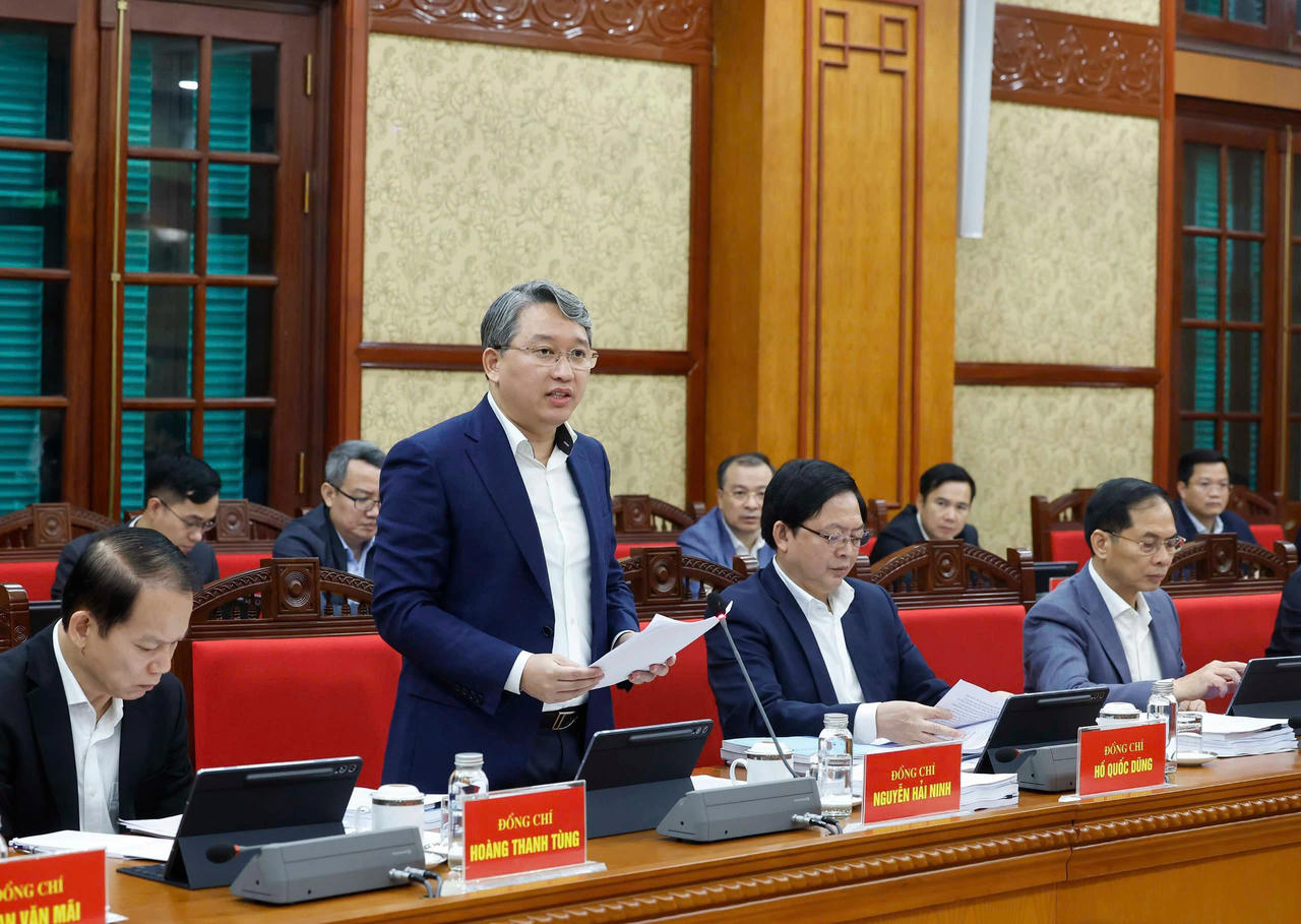 Bộ trưởng Bộ Tư pháp Nguyễn Hải Ninh báo cáo tại Phiên họp.