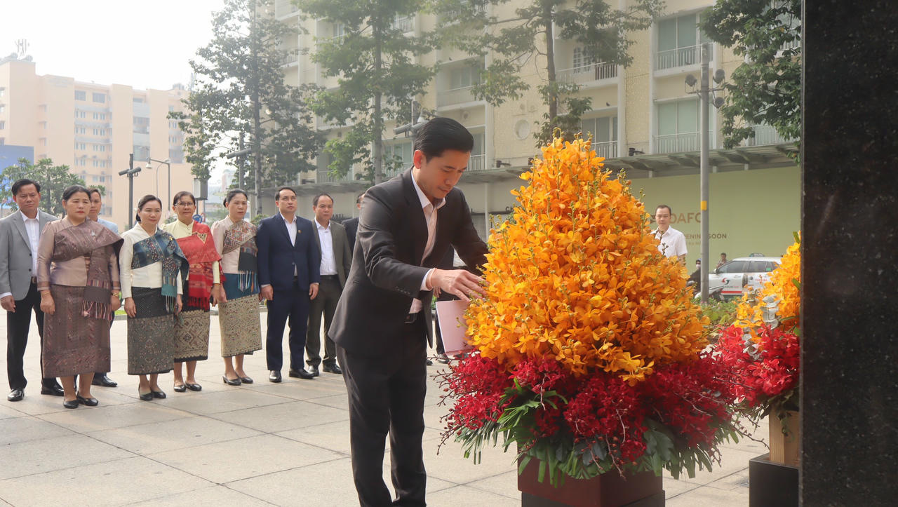 Các đại biểu đã thành kính dâng hoa&nbsp;tại tượng đài Chủ tịch Hồ Chí Minh.