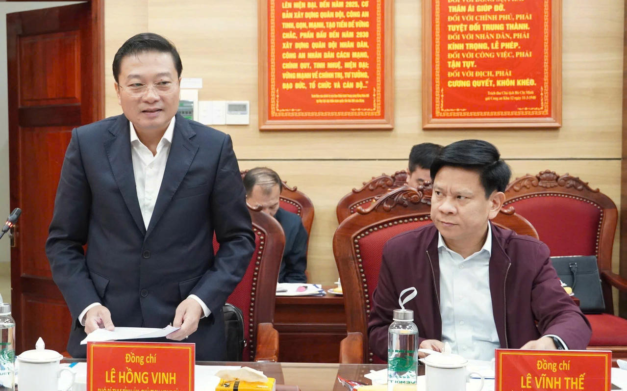 Chủ tịch UBND tỉnh Lê Hồng Vinh phát biểu, ghi nhận những đóng góp quan trọng của lực lượng Công an tỉnh trong năm 2025.