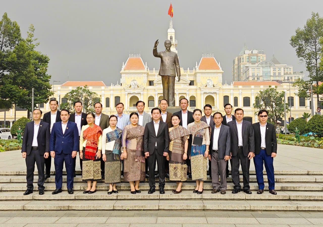 Đến làm việc tại TP HCM, Đoàn đại biểu tỉnh Hủa Phăn (Lào) dâng hoa tại Tượng đài Chủ tịch Hồ Chí Minh 