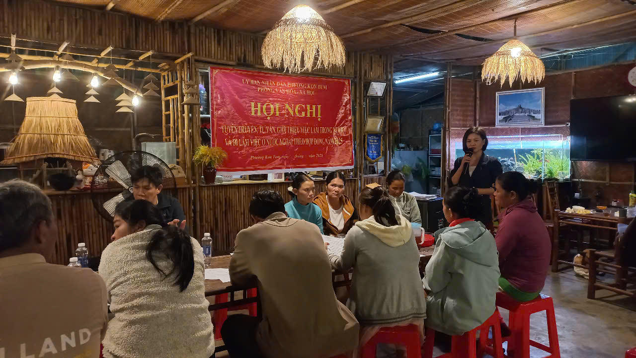 Các buổi tuyên truyền, tư vấn việc làm và định hướng chuyển đổi nghề ở cơ sở, giúp nâng cao nhận thức và mở ra cơ hội thoát nghèo bền vững.