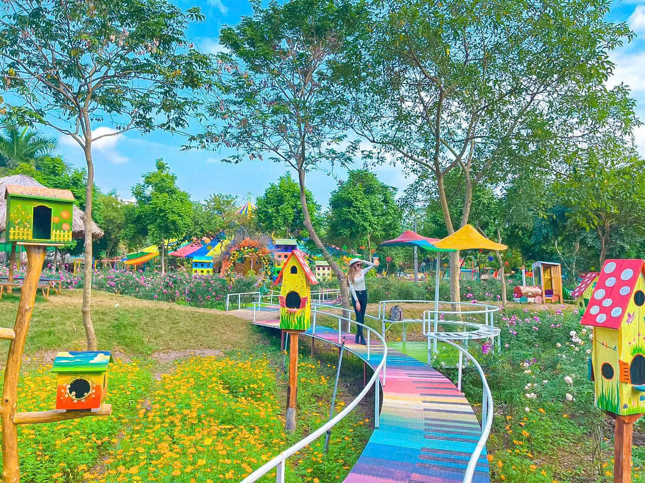 Những vườn hoa quanh năm rực rỡ sắc màu tại HTX Vạn An cũng là điểm check-in được du khách gần xa tìm đến tham quan, trải nghiệm.&nbsp;