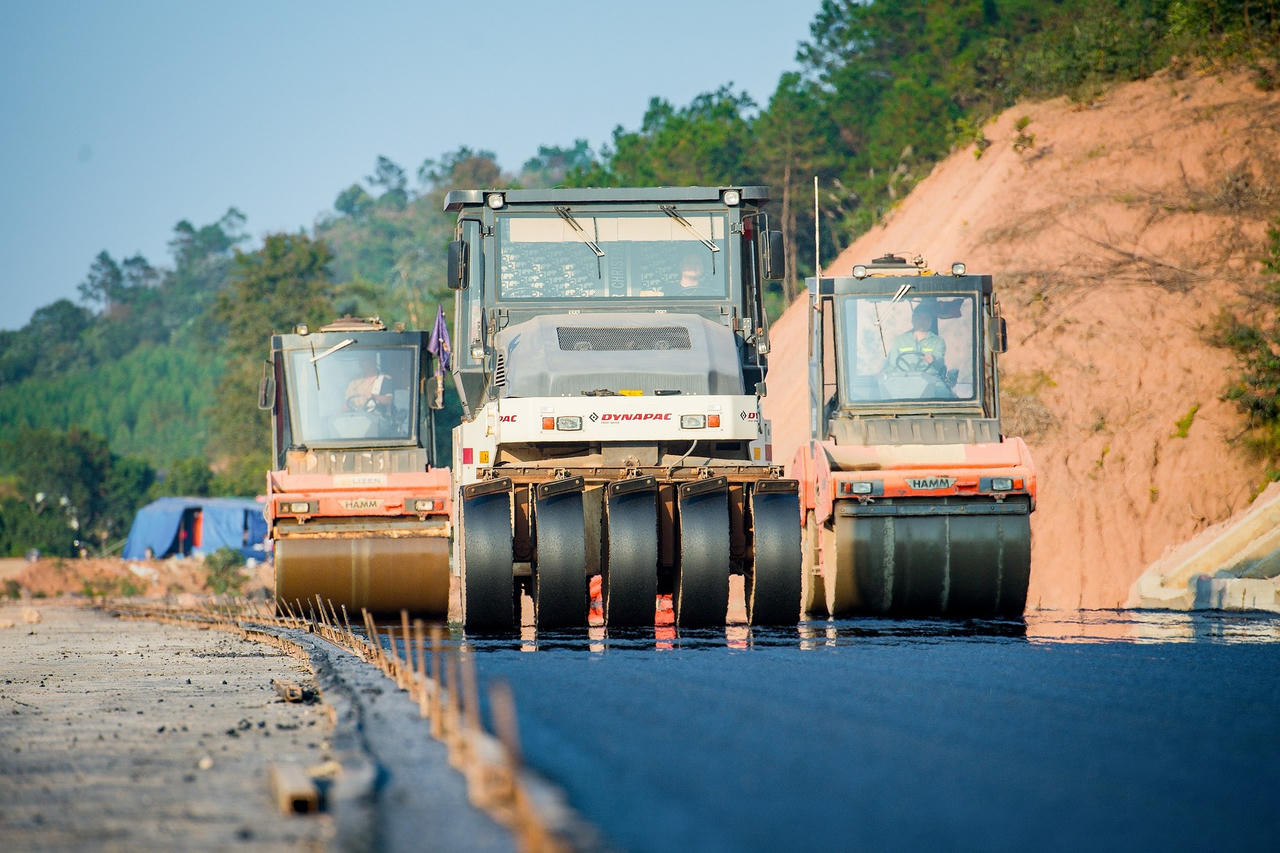 Tại phân đoạn Km22+100 - Km22+400 (phường Đông Kinh), công tác trải thảm bê tông nhựa được lực lượng thi công tăng tốc.