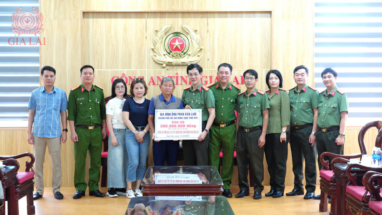 Gia đình ông Phan Văn Lam chụp ảnh lưu niệm cùng lãnh đạo Công an tỉnh Gia Lai. (Ảnh: Công an tỉnh Gia Lai)