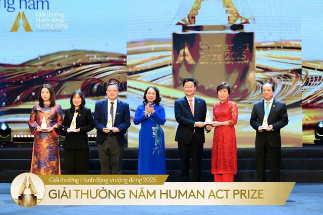 Đại diện Quỹ Thiện Tâm (Tập đoàn Vingroup) nhận Giải thưởng cao nhất - Giải thưởng năm - Giải thưởng Hành động vì cộng đồng - tại Human Act Prize 2025.