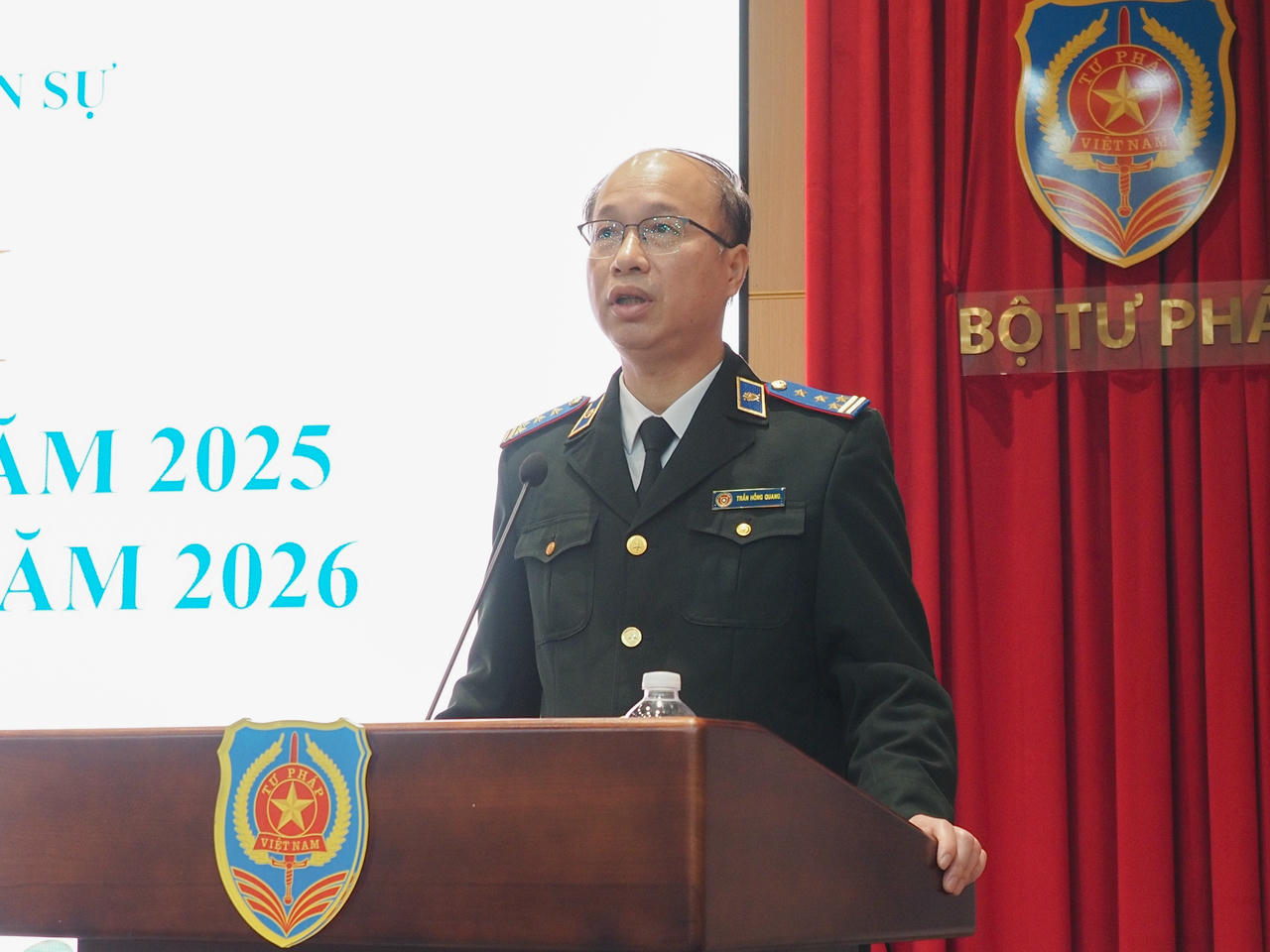 Chánh Văn phòng Trần Hồng Quang báo cáo tại Hội nghị.&nbsp;