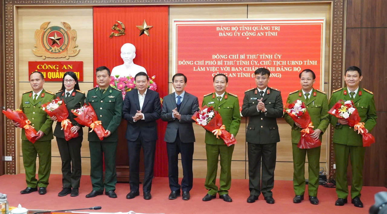 Lãnh đạo tỉnh trao thưởng cho các tập thể có thành tích xuất sắc trong công tác phòng, chống tội phạm.
