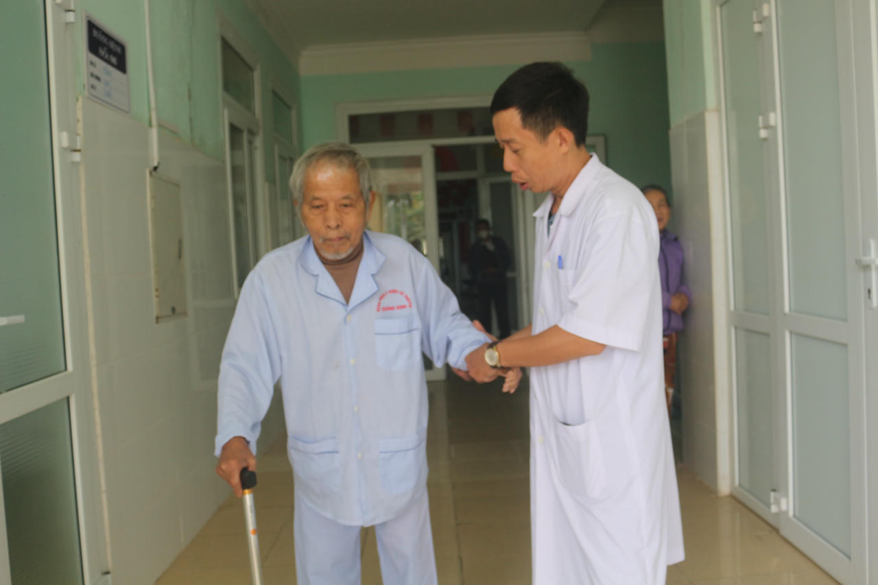 Hoạt động chăm sóc, hỗ trợ vận động cho bệnh nhân phục hồi chức năng tại bệnh viện.
