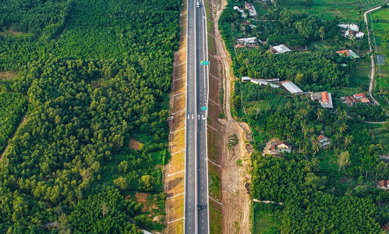 Cao tốc Quảng Ngãi - Hoài Nhơn dài 88km, là đoạn tuyến dài nhất, có quy mô lớn nhất và yêu cầu kỹ thuật phức tạp nhất trong 12 dự án thành phần cao tốc Bắc - Nam.